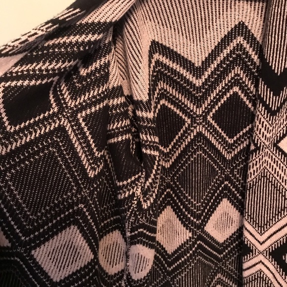 Old Navy Sweater Black & Cream Aztec Pattern SizeM - Picture 6 of 7